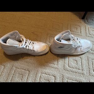 GENTLY USED JORDAN 1’S